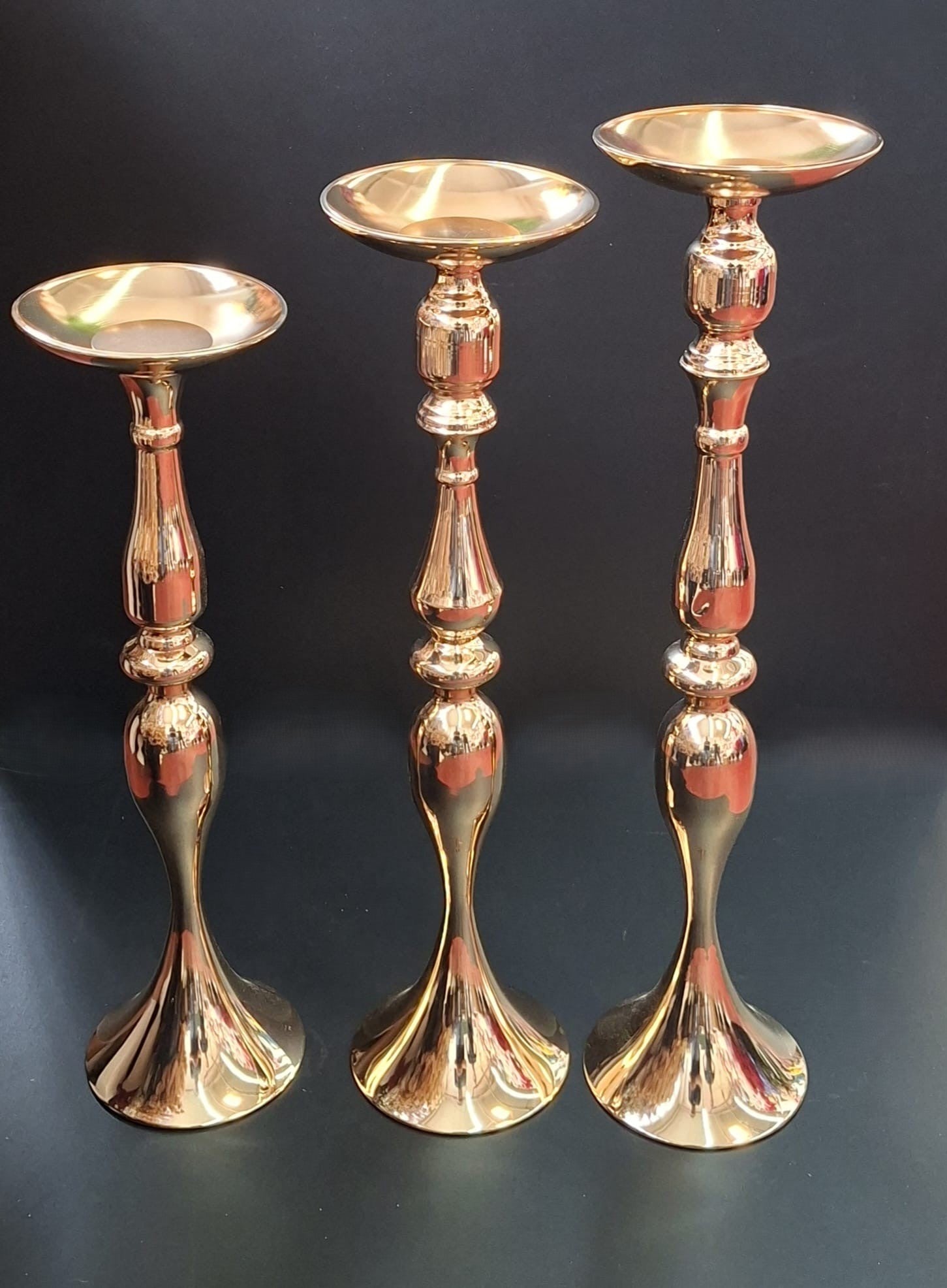 Suport auriu din metal – elegant și decorativ